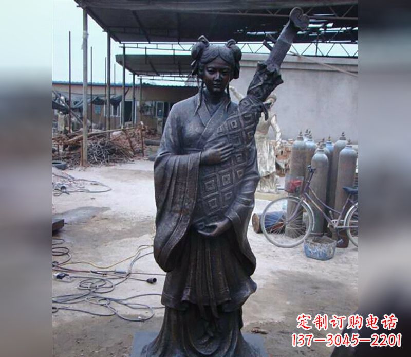 郑州抱乐器女人公园人物雕塑