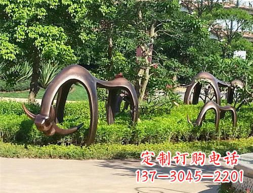 郑州玻璃钢动物雕塑公园草坪的美丽装饰