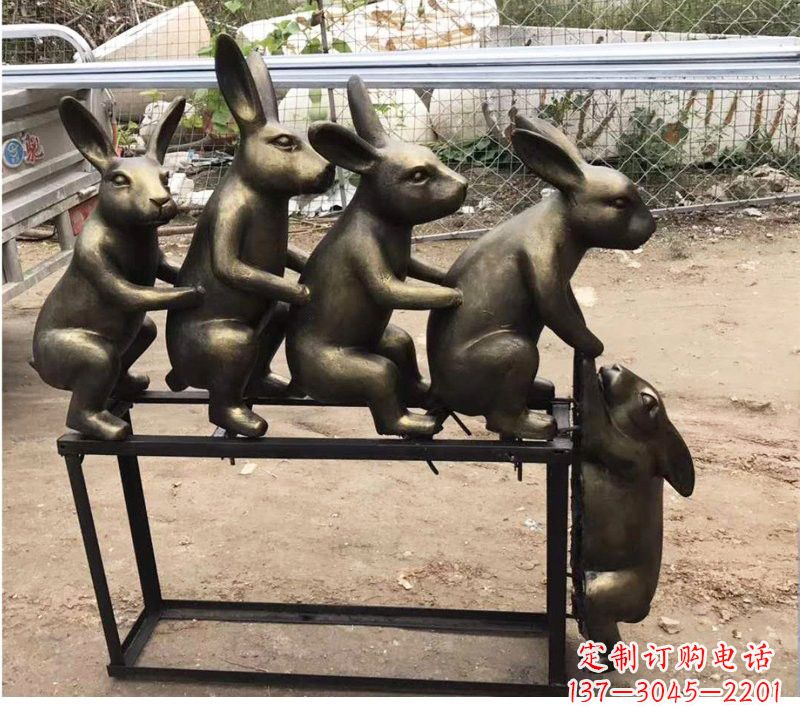 郑州玻璃钢兔子雕塑仿铜玩耍的兔子