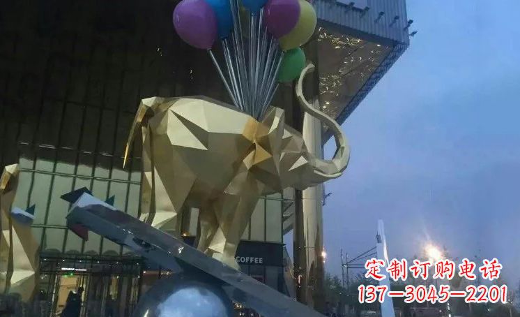 郑州大象踩高跷——点缀城市景观