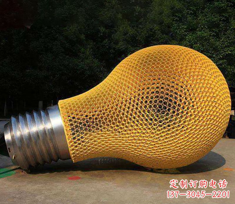 郑州不锈钢灯泡雕塑灯光下的美丽