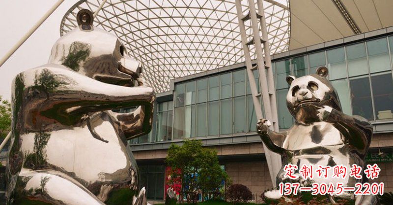 郑州不锈钢公园动物镜面熊猫雕塑