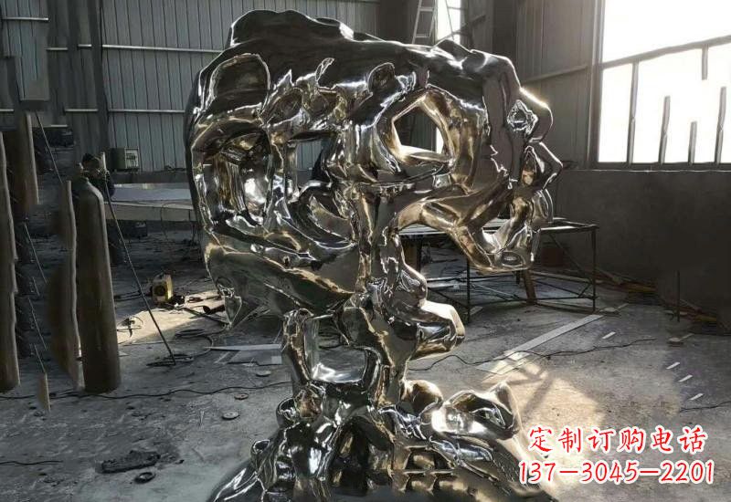 郑州太湖石雕塑不锈钢公园的镜面之美