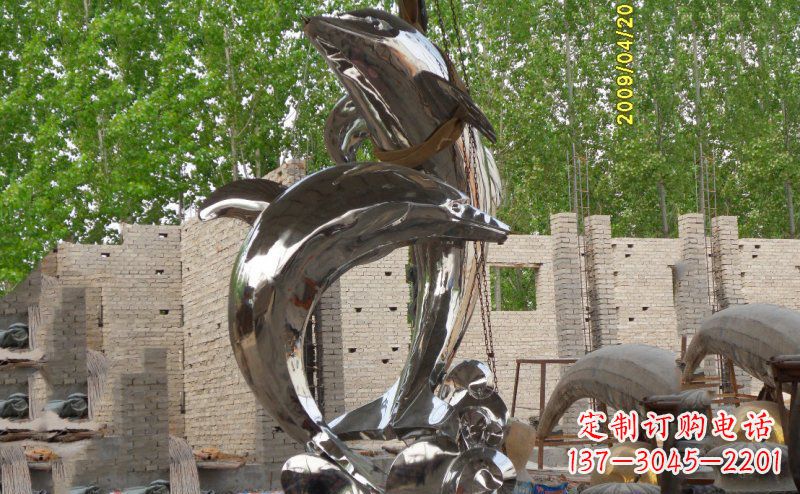郑州海豚之美不锈钢海边雕塑