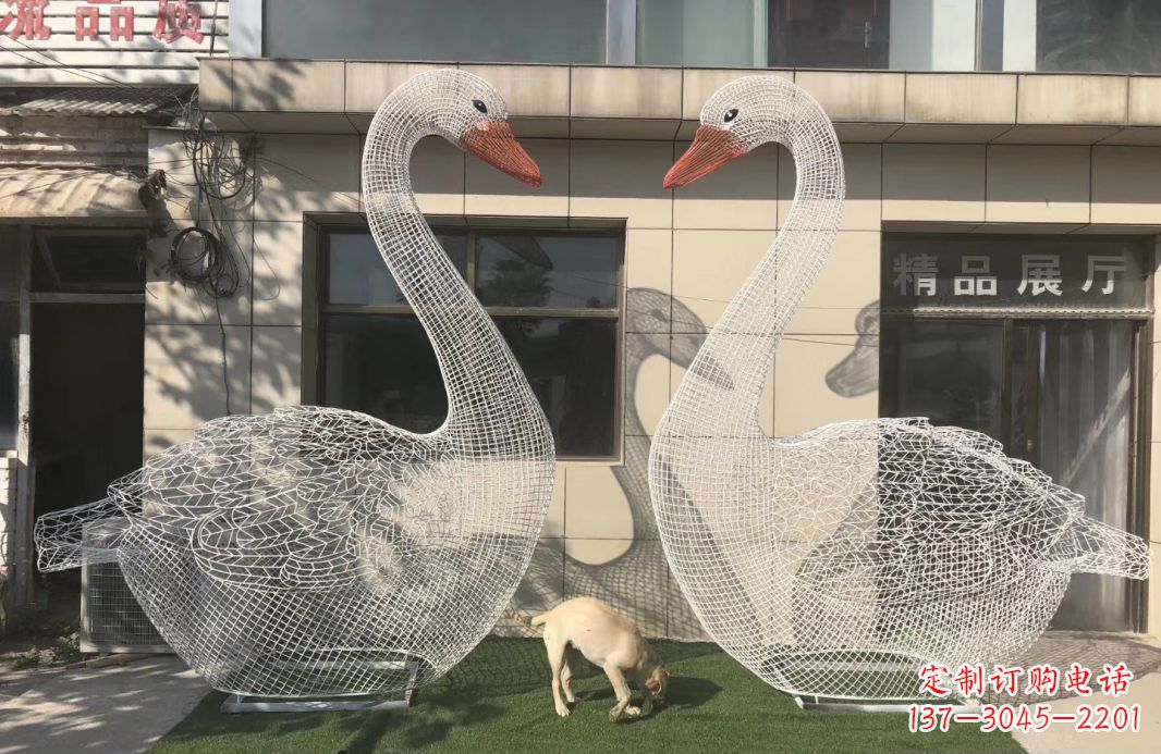 郑州不锈钢镂空天鹅雕塑给室外增添美感