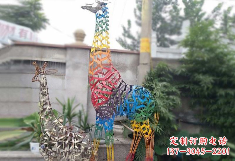 郑州长颈鹿雕塑优雅而古典的艺术