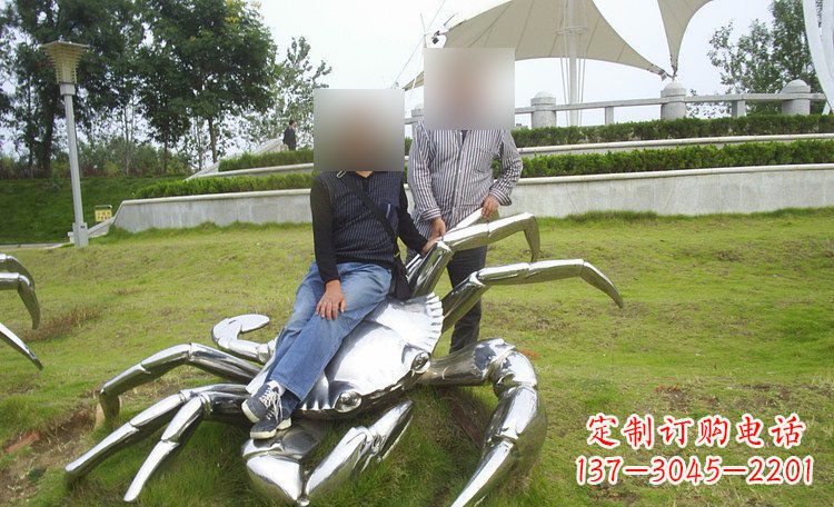 郑州不锈钢螃蟹雕塑艺术美化公园环境