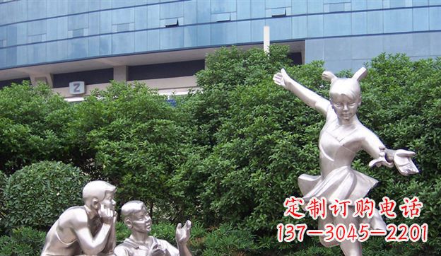 郑州不锈钢制作的儿童踢毽子雕塑