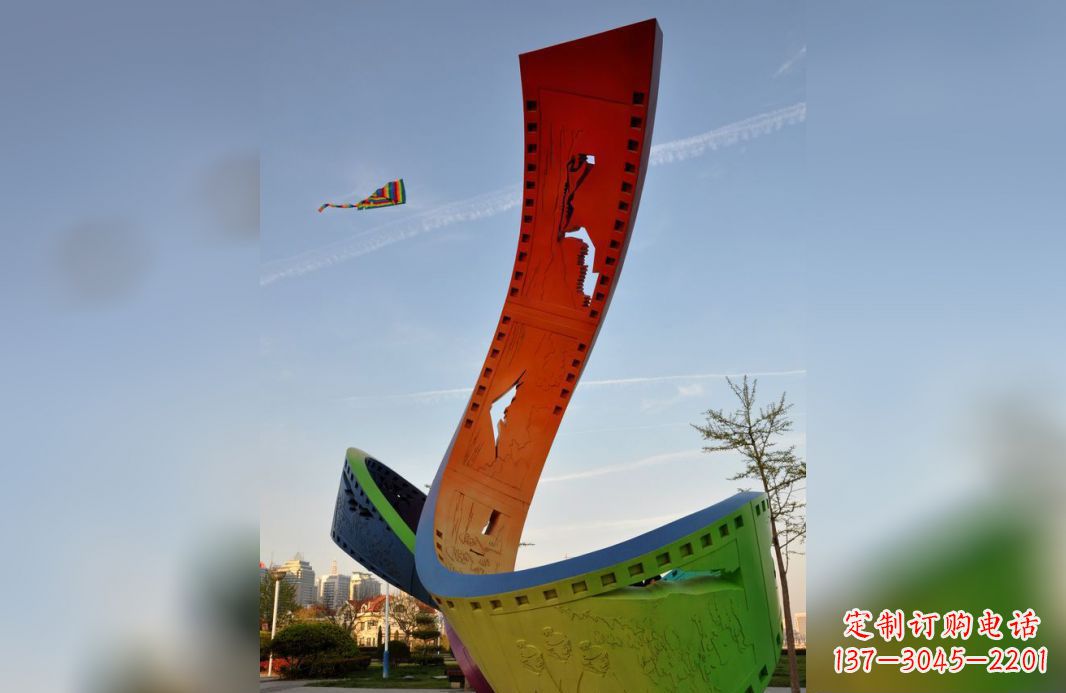 郑州不锈钢五彩胶卷广场雕塑——现代美学的象征