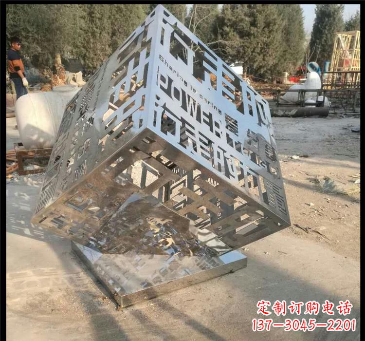 郑州不锈钢艺术镂空魔方雕塑给空间带来新的灵感