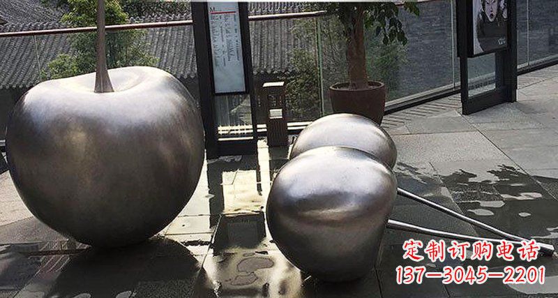 郑州樱桃雕塑点缀步行街美丽景观