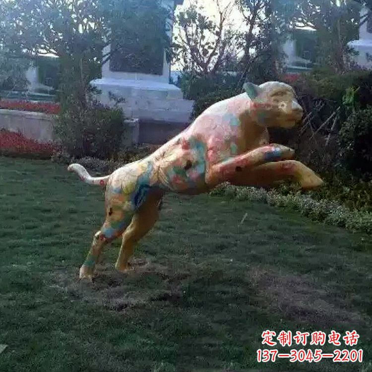 郑州彩绘豹子玻璃钢雕塑-草坪绿地动物摆件
