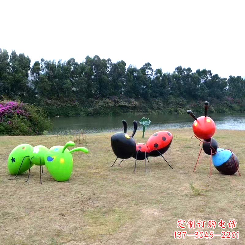 郑州彩绘玻璃钢蚂蚁雕塑——精致又充满动感