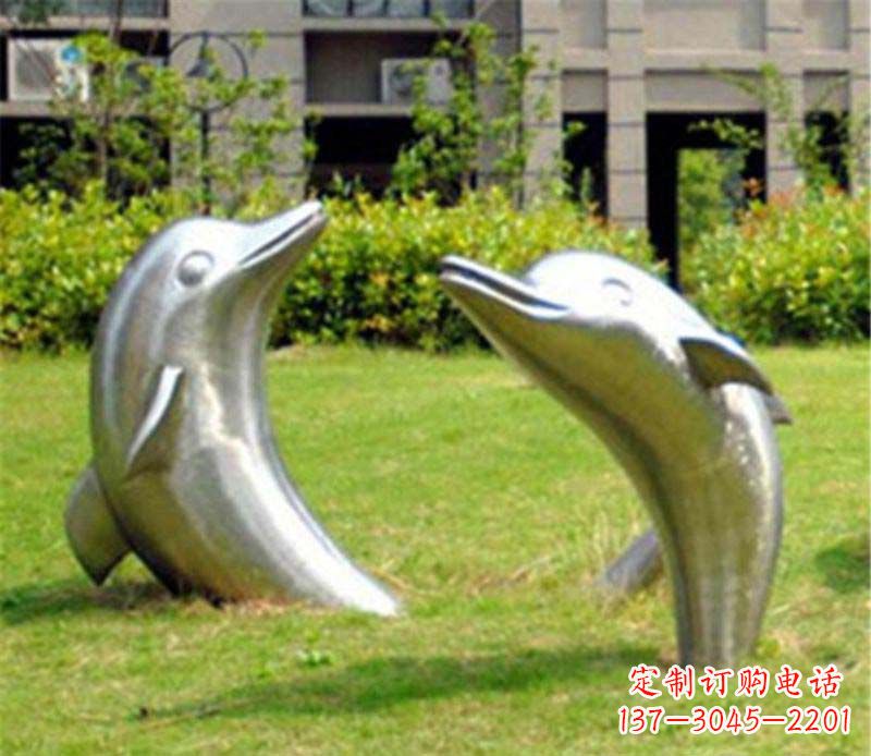 郑州海豚雕塑草坪上的精美装饰