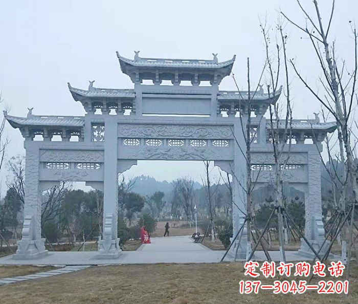 郑州村口三门石雕牌楼古朴华丽