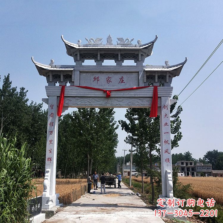 郑州古村落中的石牌坊雕塑