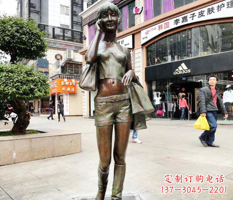 郑州打电话逛街的女孩铜雕