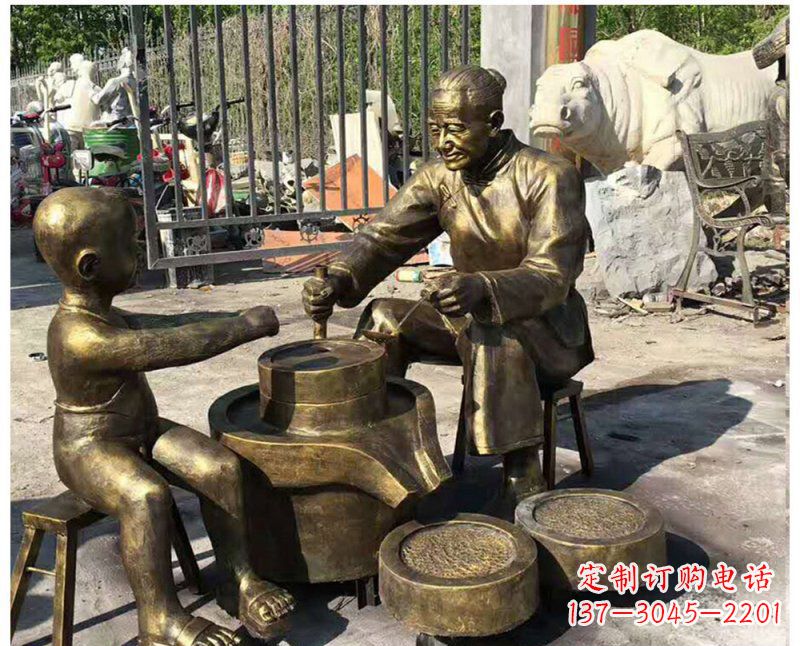 郑州公园帮老人磨豆浆人物铜雕