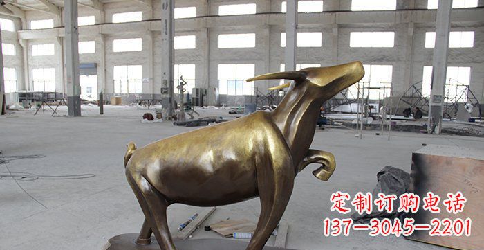 郑州公园抽象小牛动物铜雕
