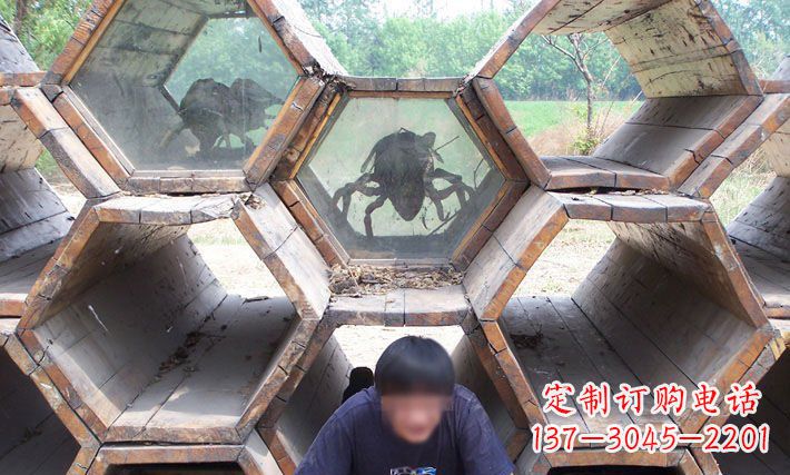 郑州公园蜂巢里的蜜蜂动物铜雕