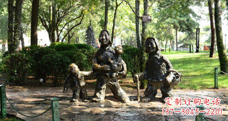 郑州公园赶路的抽象妇女和小孩小品铜雕