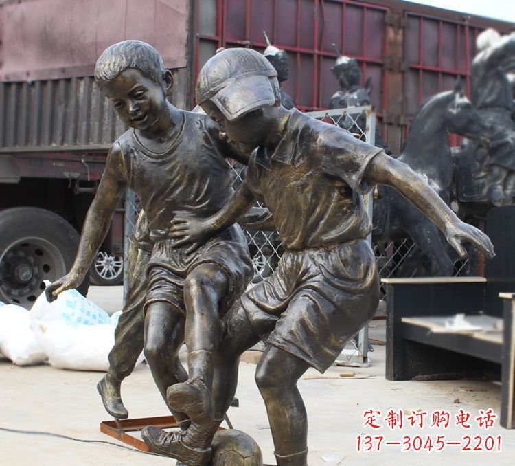 郑州公园踢足球的儿童铜雕