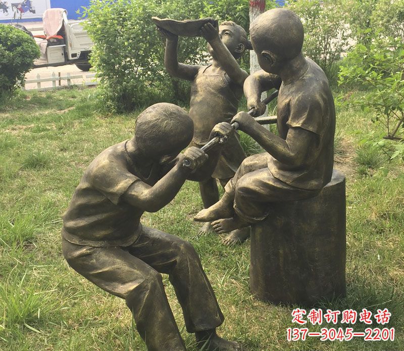 郑州公园玩水的儿童铜雕