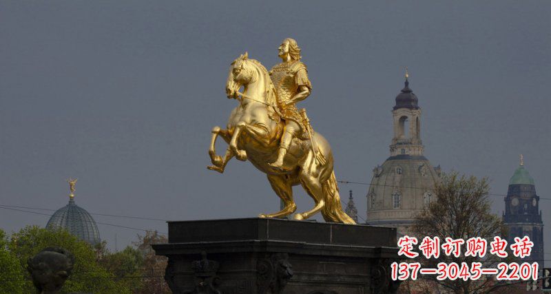 郑州广场骑马的西方人物景观铜雕