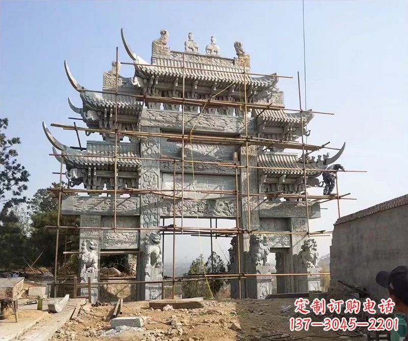 郑州石牌坊外东侧的龙凤雕塑