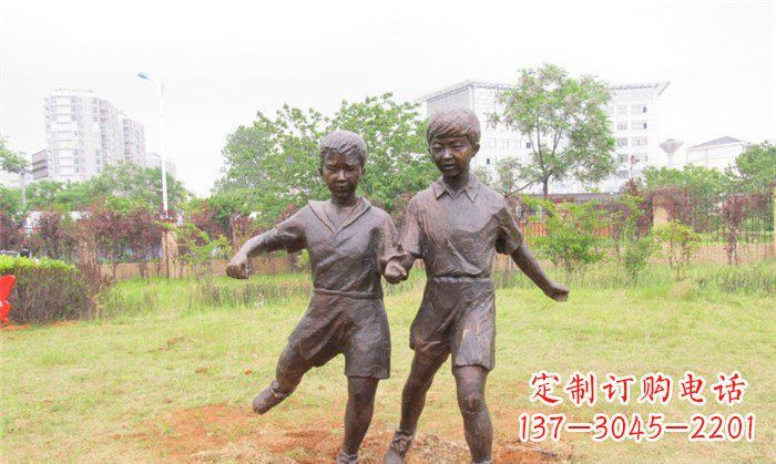郑州踢足球公园人物铜雕 (2)