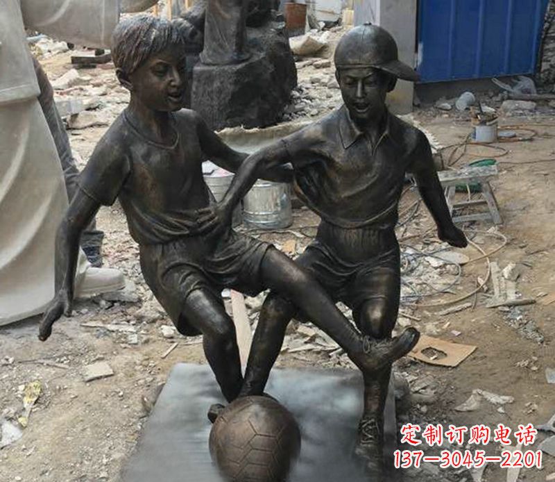 郑州踢足球公园人物铜雕