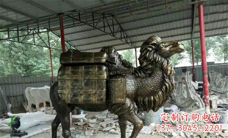 郑州拖行李的骆驼动物铜雕 (2)