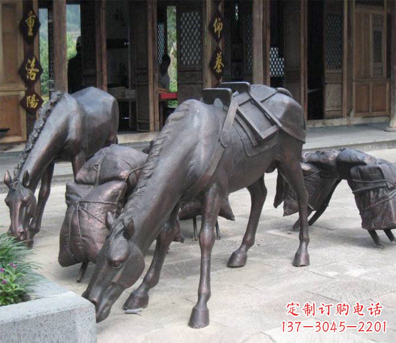 郑州拖行李的马动物铜雕