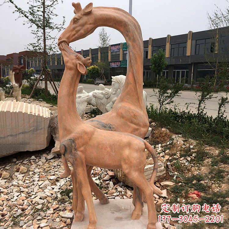 郑州晚霞红石雕长颈鹿-校园公园母子亲情景观雕塑