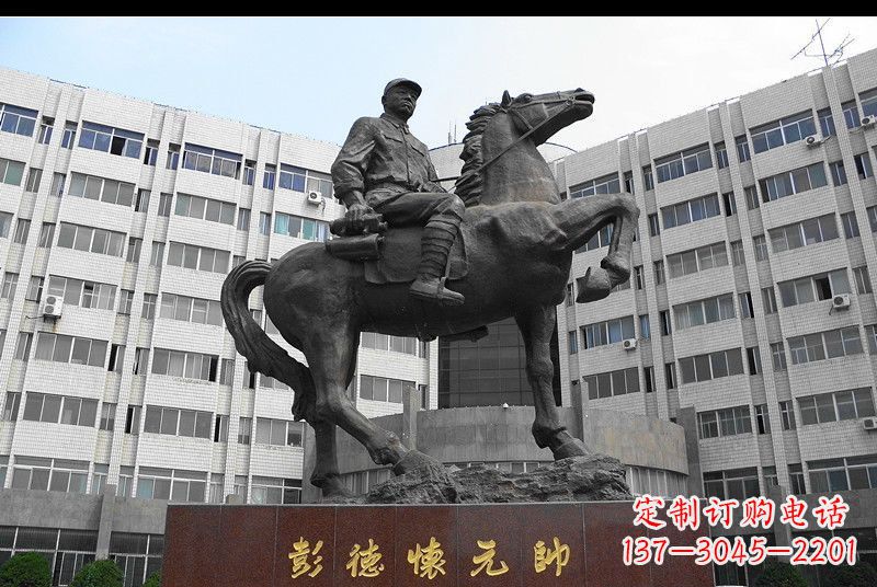 郑州伟人彭德怀元帅铜雕