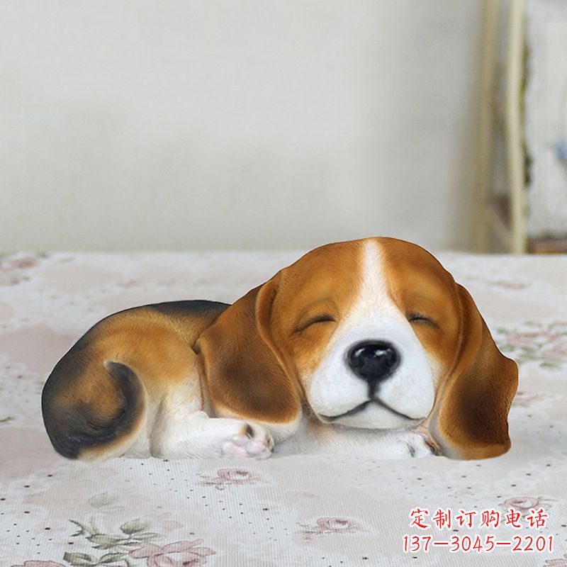 郑州卧姿比格犬仿真雕塑，睡觉的小狗狗是内美陈动物雕塑摆件