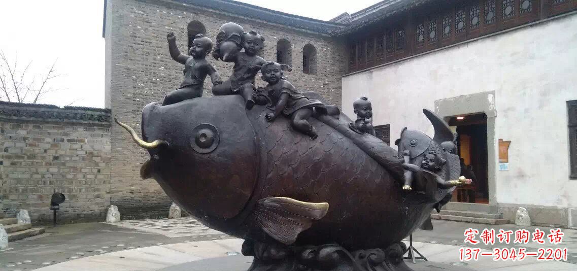 郑州小孩骑鱼铜雕