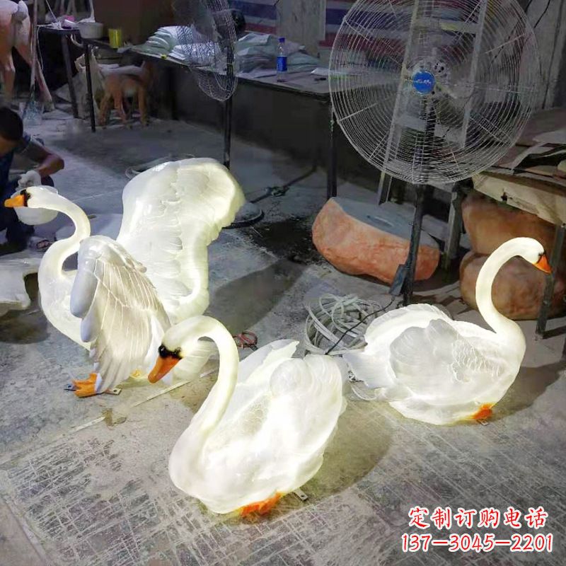 郑州小区园林草坪发光天鹅景观雕塑摆件