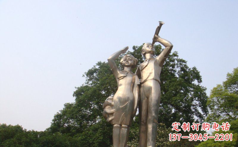 郑州校园吹军号敬礼的小学生人物景观铜雕