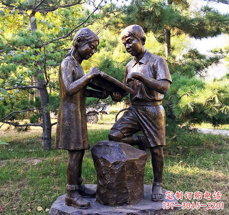郑州校园读书的学生铜雕