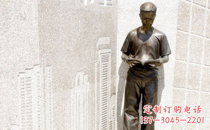 郑州校园看书的学生人物铜雕