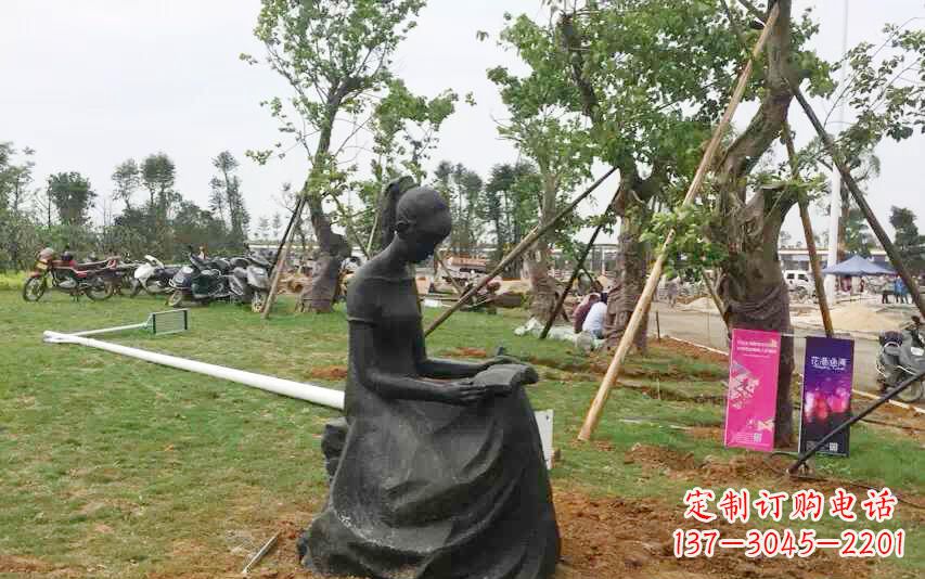 郑州校园看书女孩雕塑