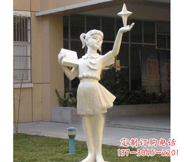 郑州校园拿书本的小学生石雕