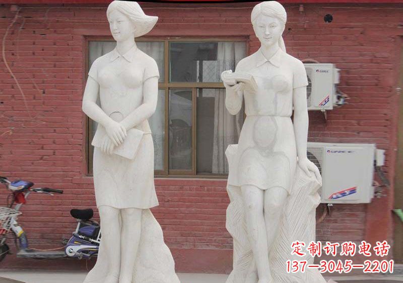 郑州校园拿书本的学生石雕