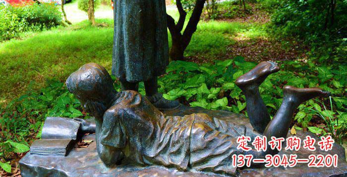 郑州校园趴着看书的小男孩人物铜雕