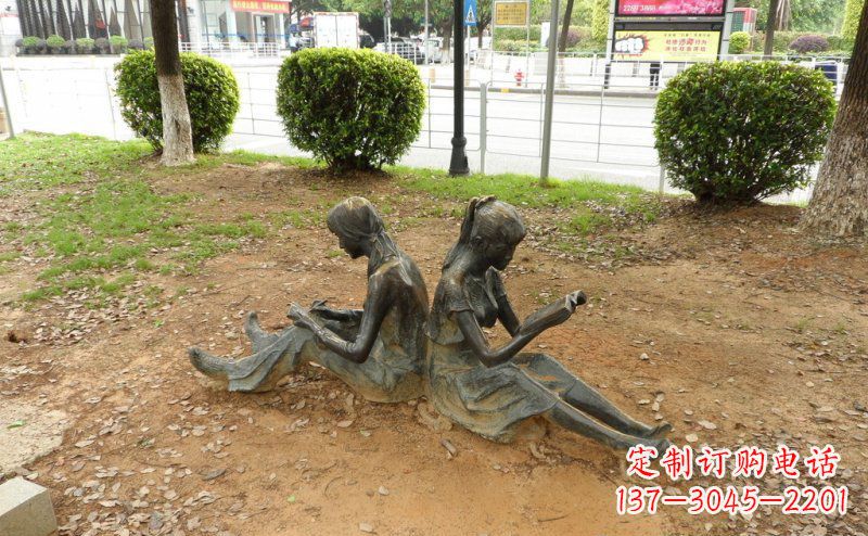 郑州校园坐着看书的女孩人物铜雕