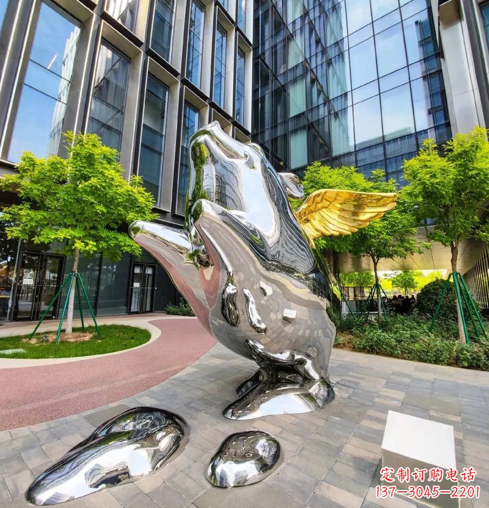 郑州猪雕塑-酒店门口一只带翅膀不锈钢镜面猪雕塑